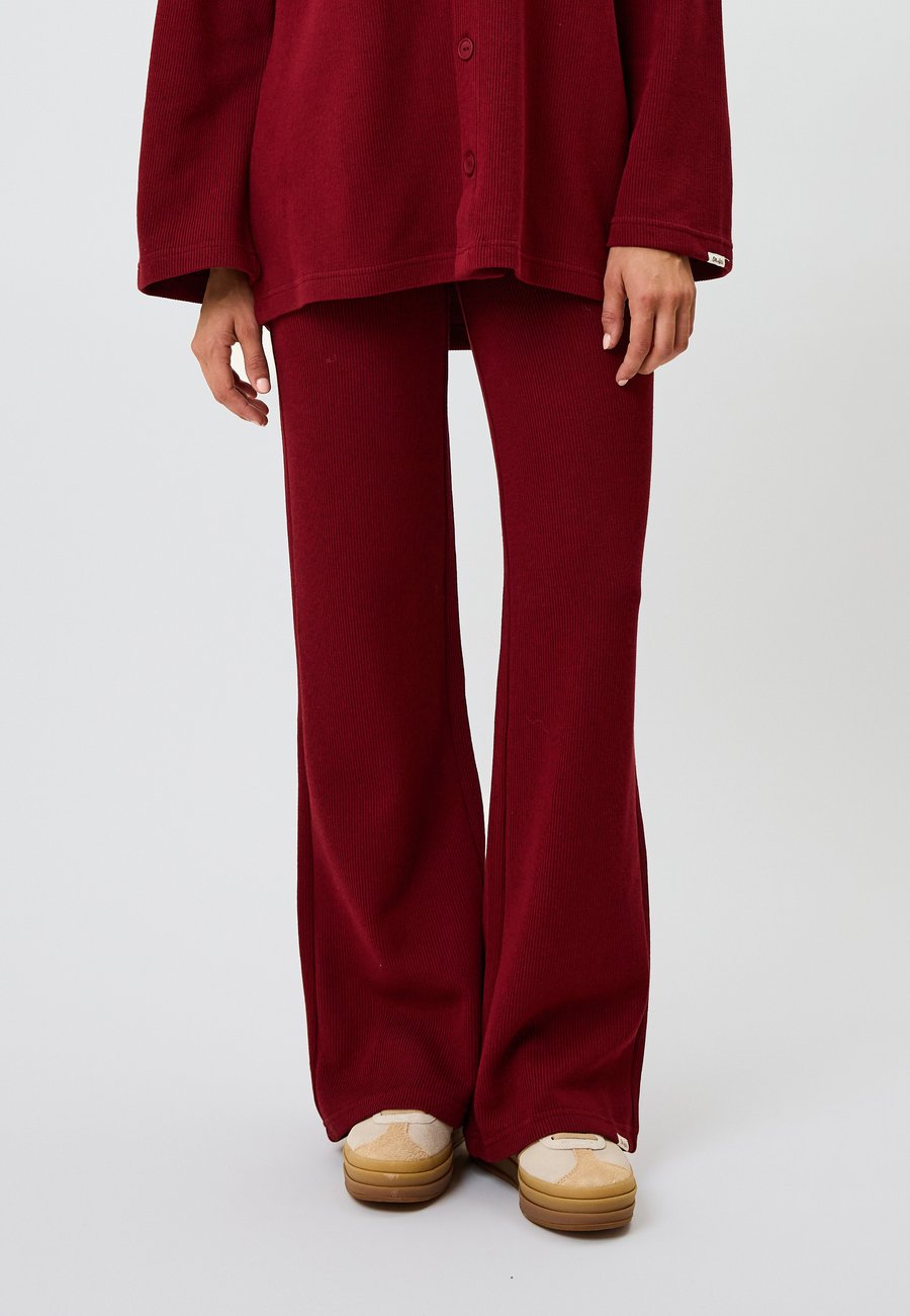 Брюки OH APRIL LYLE FLARED , Merlot/Dark Red
Брюки OH APRIL LYLE FLARED , Merlot/Dark Red