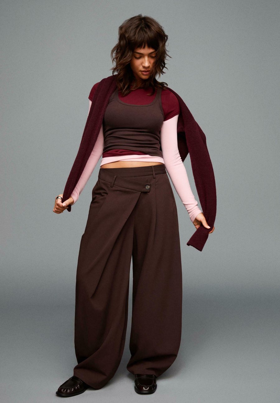 Брюки Bershka TAILORED FIT WITH CROSSOVER WAIST, Dark Brown
Брюки Bershka TAILORED FIT WITH CROSSOVER WAIST, Dark Brown