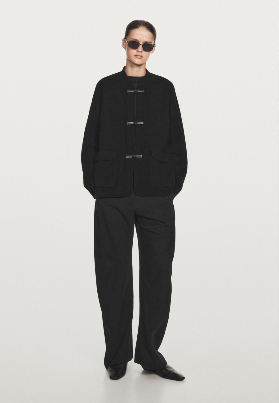 Кардиган Massimo Dutti STANDING COLLAR WITH BUTTON DETAILS, Black
Кардиган Massimo Dutti STANDING COLLAR WITH BUTTON DETAILS, Black