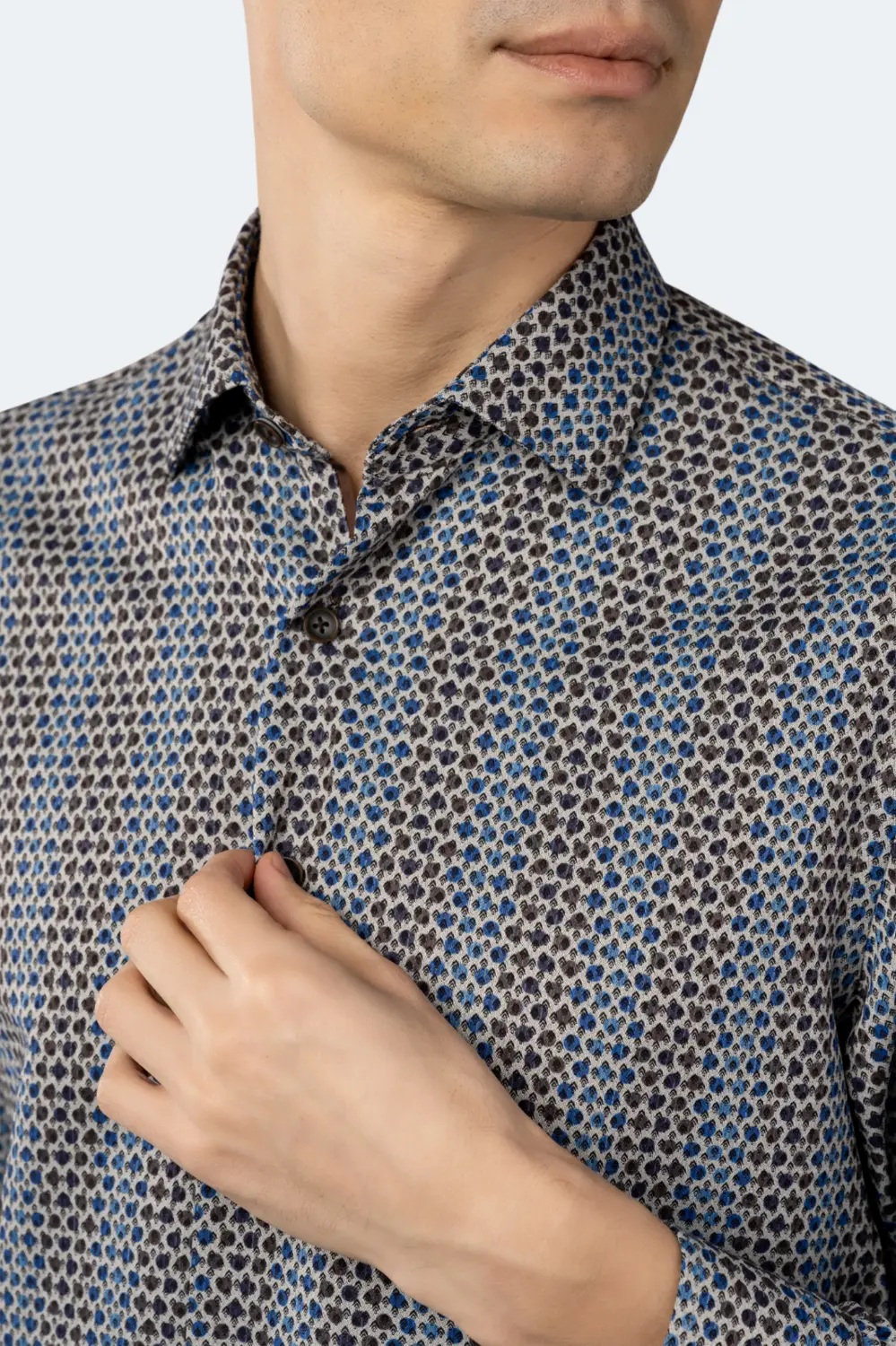 Светло-серый с темно-синими кинжалами и разноцветной рубашкой в виде круга Luchiano Visconti, мультиколор
Светло-серый с темно-синими кинжалами и разноцветной рубашкой в виде круга Luchiano Visconti, мультиколор