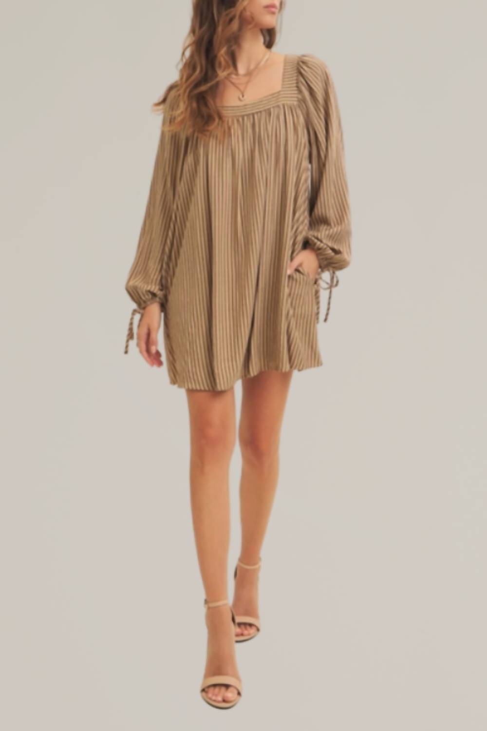 Полосатое платье-рубашка с длинными рукавами и галстуком в коричнево-кремовой гамме In February
Полосатое платье-рубашка с длинными рукавами и галстуком в коричнево-кремовой гамме In February