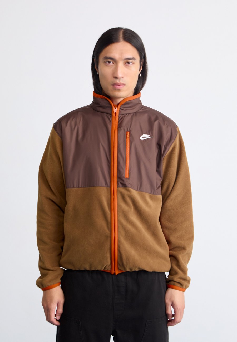 Флисовая куртка Nike Sportswear CLUB WINTERIZED, Mosswood Brown/Baroque Brown/White/Brown
Флисовая куртка Nike Sportswear CLUB WINTERIZED, Mosswood Brown/Baroque Brown/White/Brown