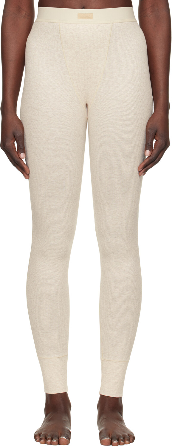 Бежевые хлопковые леггинсы в рубчик SKIMS
Бежевые хлопковые леггинсы в рубчик SKIMS