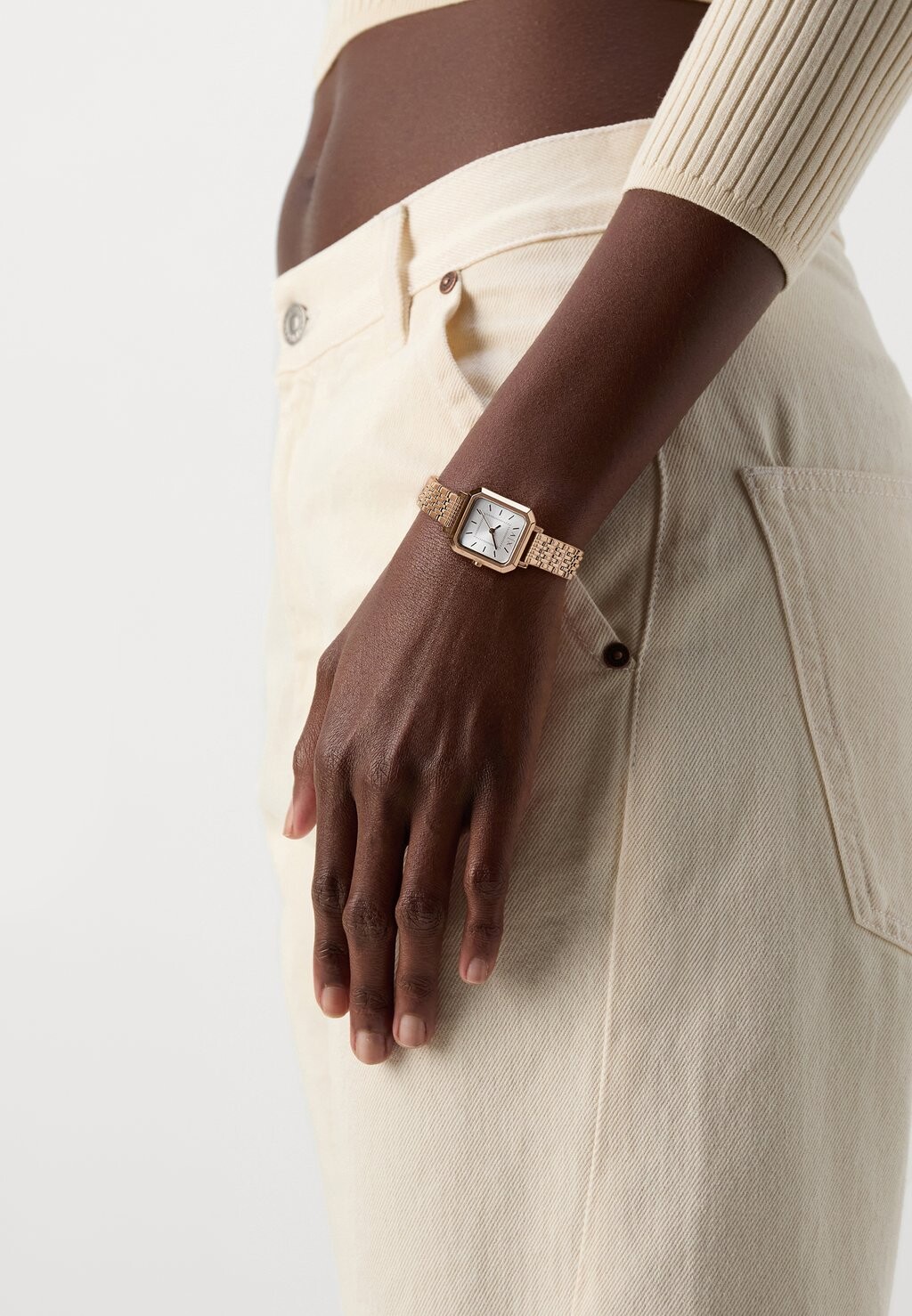 Часы LEILA SET Armani Exchange, цвет розового золота
Часы LEILA SET Armani Exchange, цвет розового золота