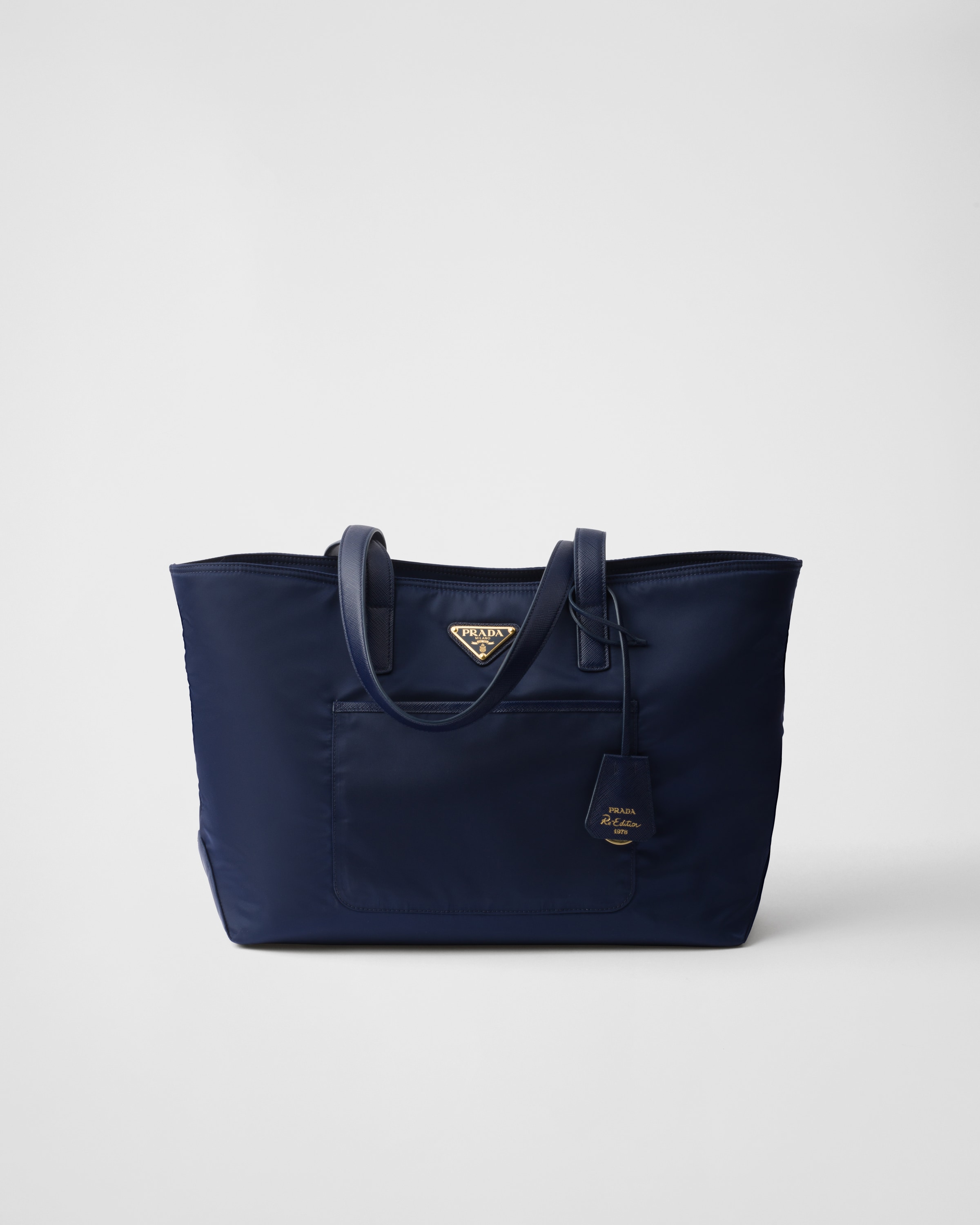 Сумка-тоут Prada Re-Edition 1978 из переработанного нейлона и кожи сапьяно, средний размер. Prada, балтийский синий
Сумка-тоут Prada Re-Edition 1978 из переработанного нейлона и кожи сапьяно, средний размер. Prada, балтийский синий