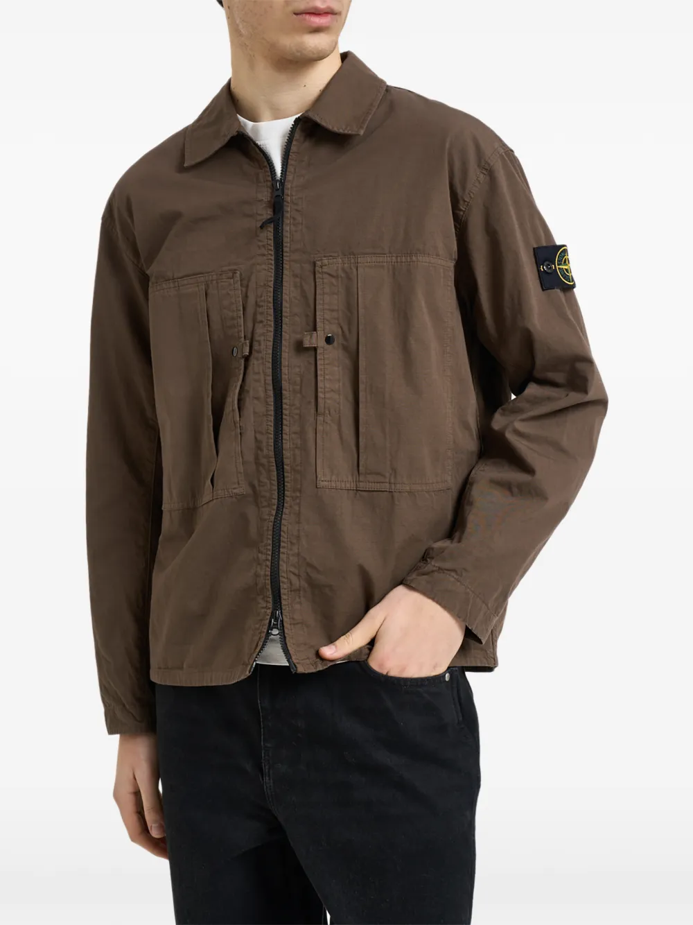 Рубашка на молнии с накладным карманом и нашивкой с логотипом Stone Island, коричневый
Рубашка на молнии с накладным карманом и нашивкой с логотипом Stone Island, коричневый