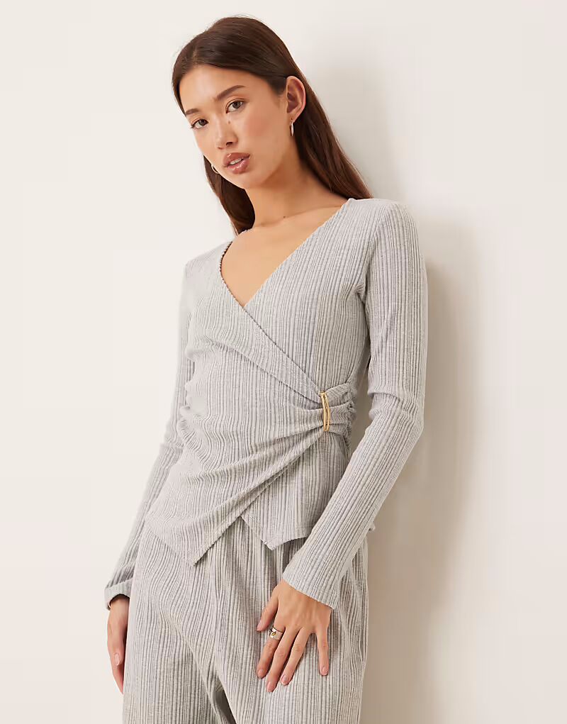 Супермягкий топ-обертка в рубчик серого цвета Asos Design
Супермягкий топ-обертка в рубчик серого цвета Asos Design