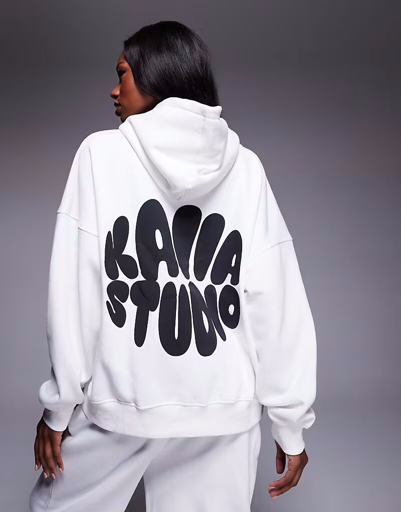 Толстовка свободного кроя с принтом на спине Kaiia Studio в кремовом и черном цвете
Толстовка свободного кроя с принтом на спине Kaiia Studio в кремовом и черном цвете