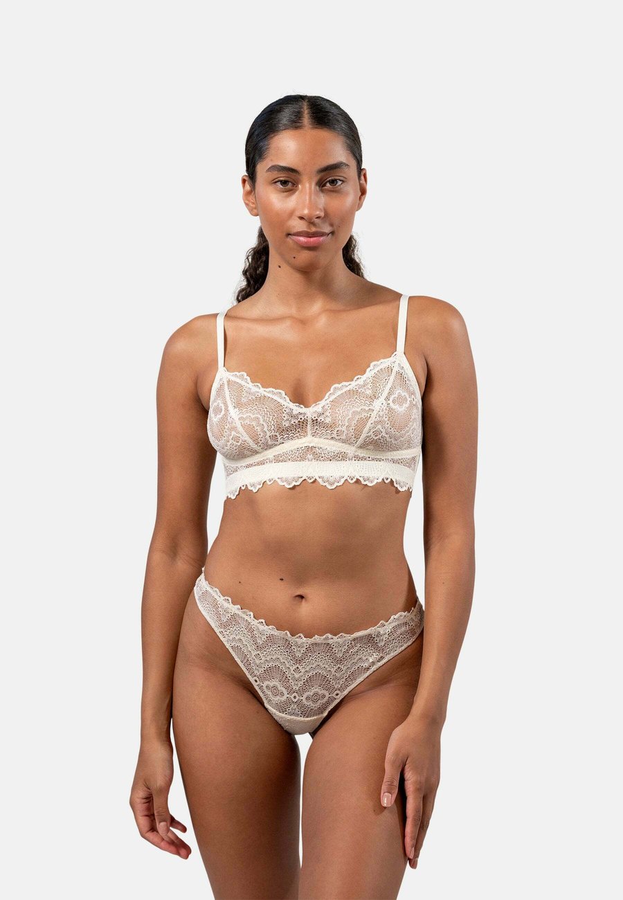 Бюстгальтер Understatement Triangle bra, Cream/Off-White
Бюстгальтер Understatement Triangle bra, Cream/Off-White