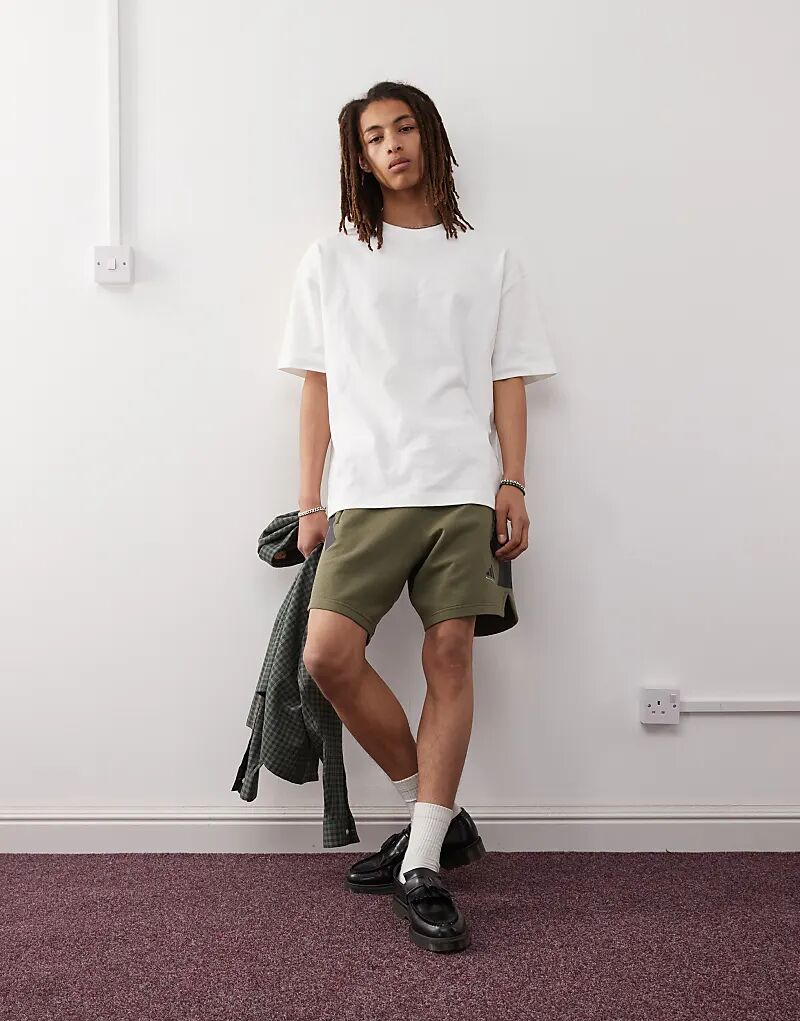 Баскетбольные шорты Adidas Originals цвета хаки
Баскетбольные шорты Adidas Originals цвета хаки