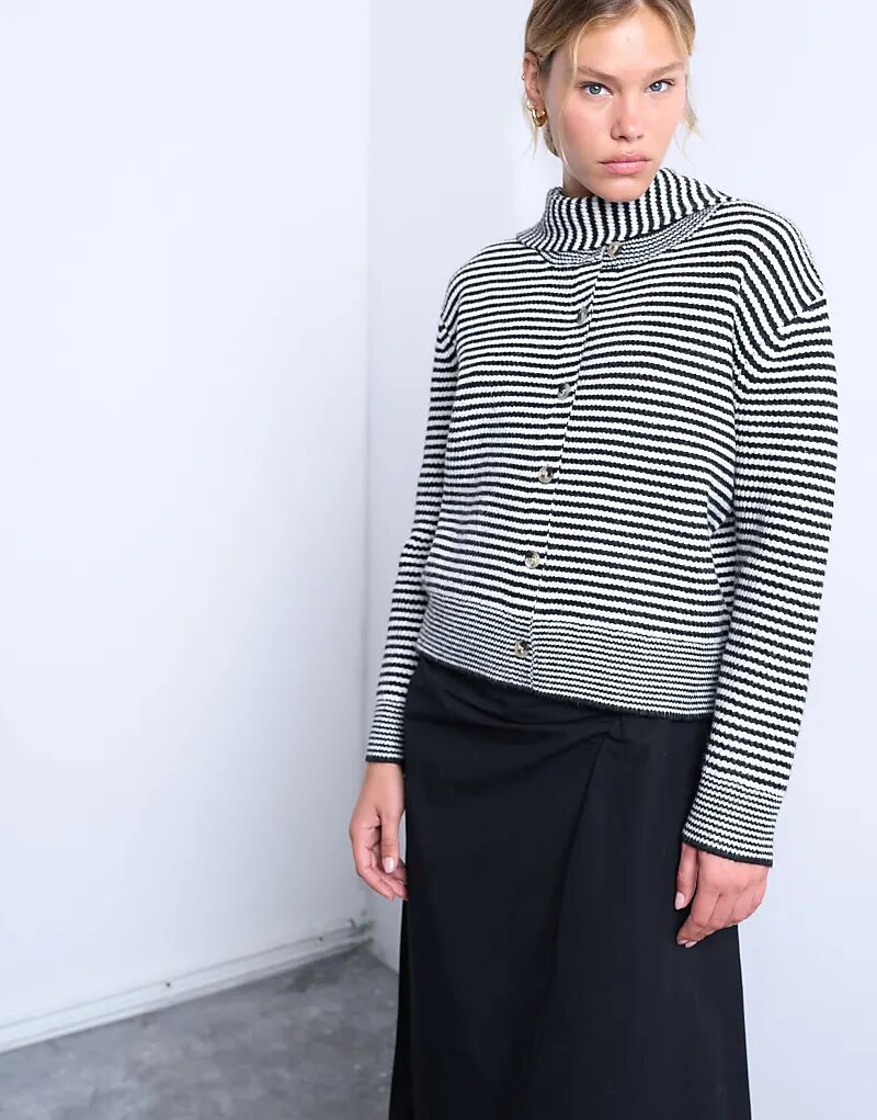 Вязаный полосатый кардиган и шарф Topshop в черно-белой гамме
Вязаный полосатый кардиган и шарф Topshop в черно-белой гамме