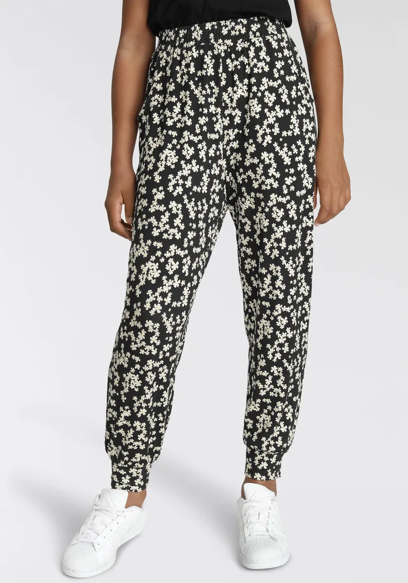 KIDSWORLD шаровары с цветочным принтом, цвет Schwarz Geblümt
KIDSWORLD шаровары с цветочным принтом, цвет Schwarz Geblümt