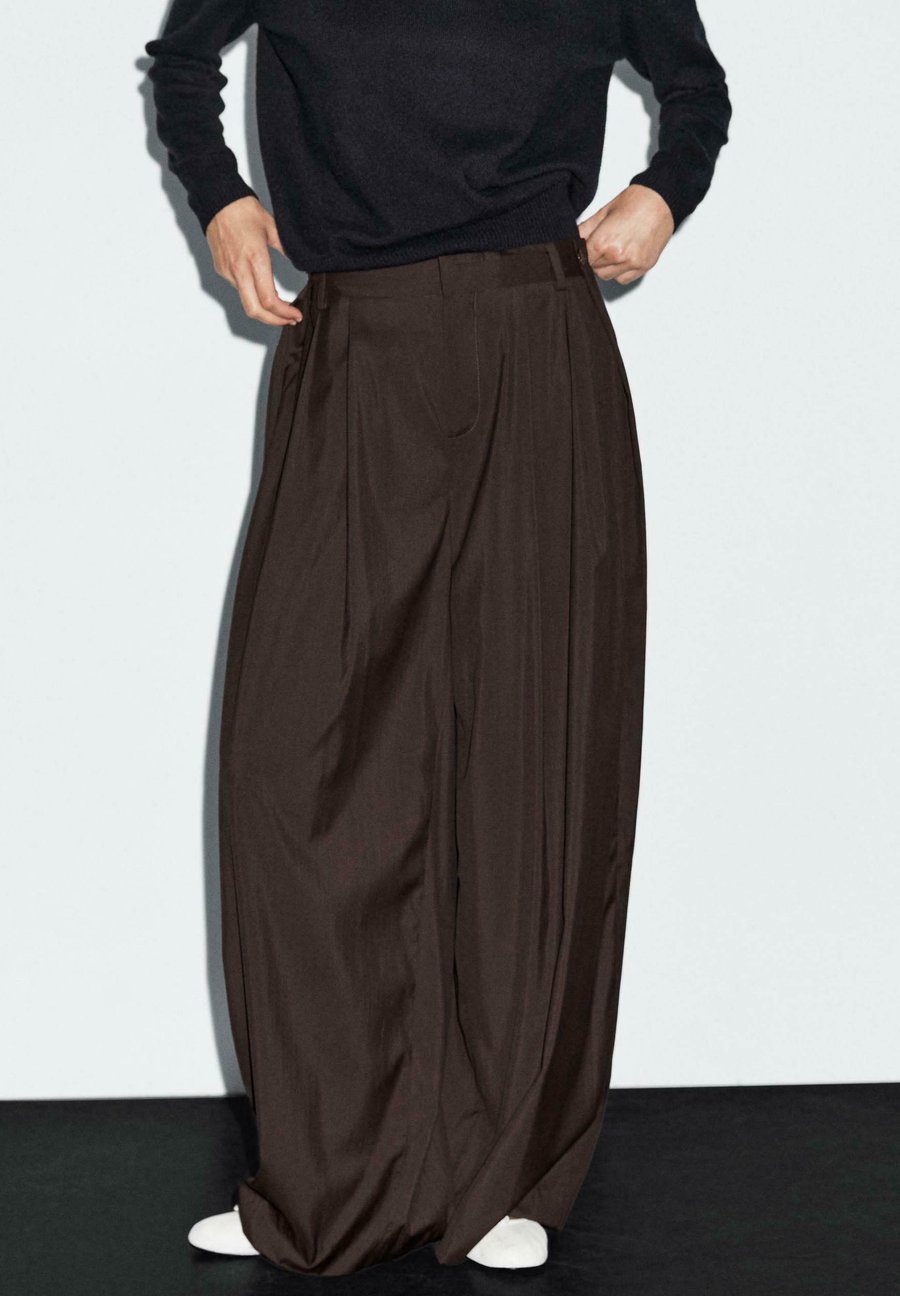 Брюки Massimo Dutti FLOWING WITH DARTS, Dark Brown
Брюки Massimo Dutti FLOWING WITH DARTS, Dark Brown