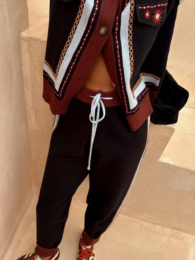 Спортивные брюки с полосками Never Fully Dressed
Спортивные брюки с полосками Never Fully Dressed