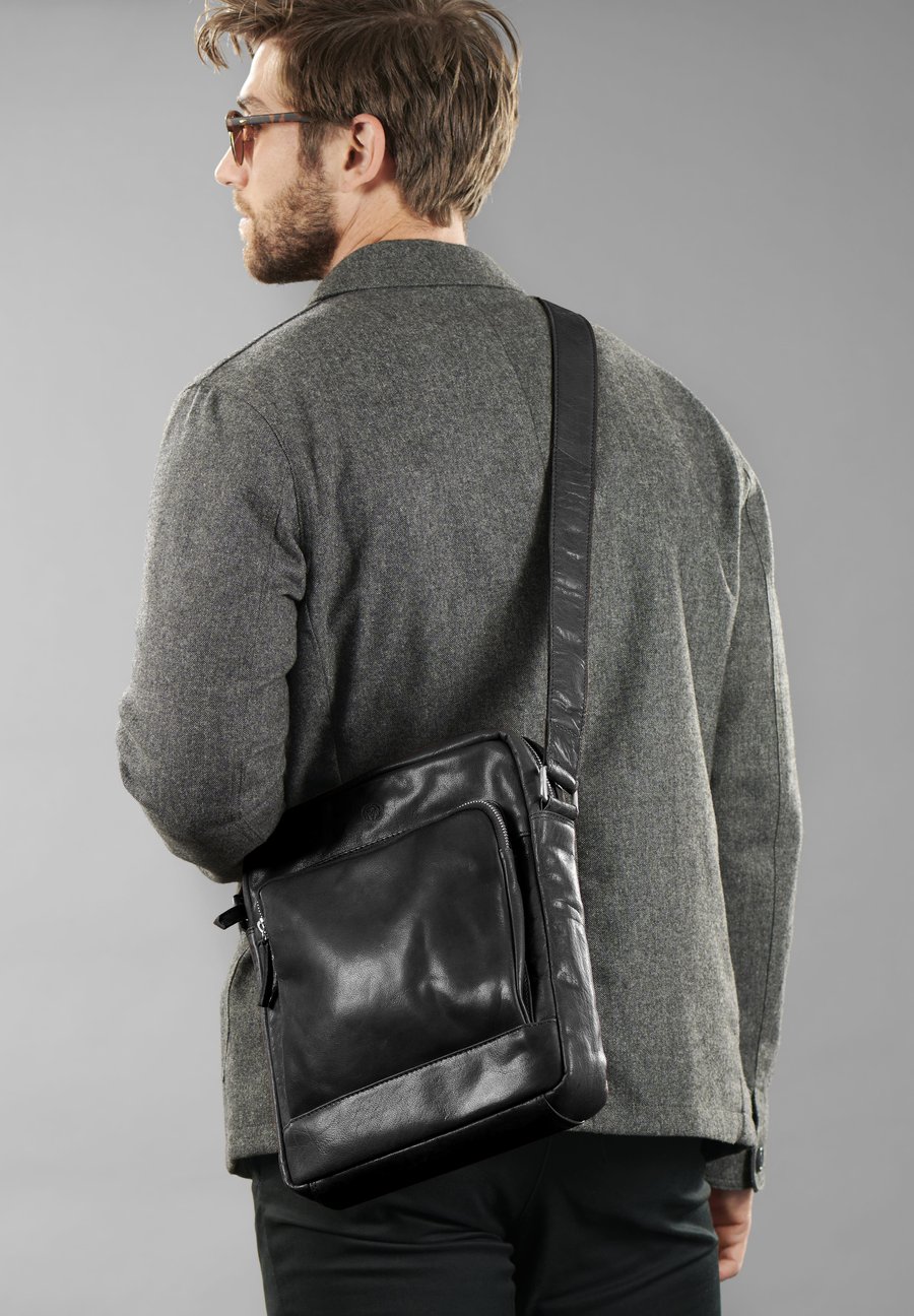 Сумка кросс-боди LUCLEON MONTREAL, Black
Сумка кросс-боди LUCLEON MONTREAL, Black