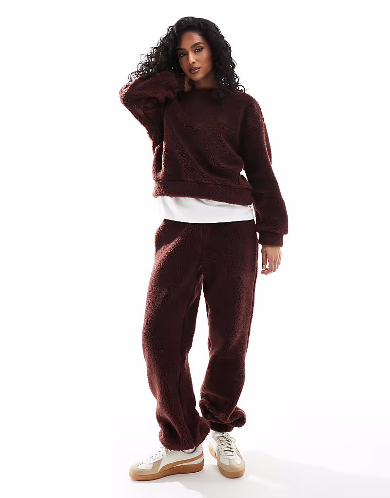 Спортивные брюки с манжетами шоколадного цвета Asos Design
Спортивные брюки с манжетами шоколадного цвета Asos Design