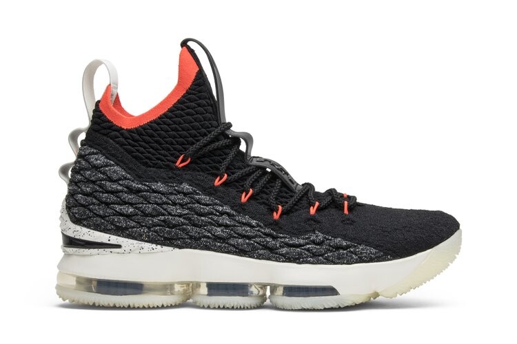Кроссовки Nike LeBron 15 'Bright Crimson', черный 
Кроссовки Nike LeBron 15 'Bright Crimson', черный