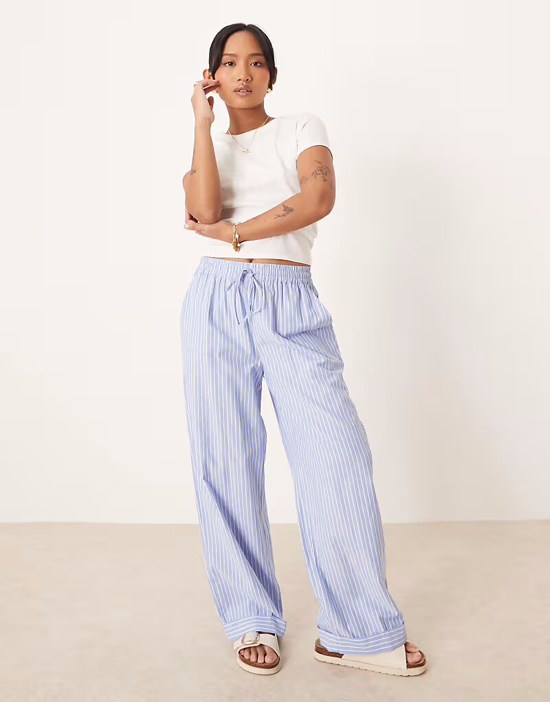 Широкие брюки Vila Petite в полоску с высокой талией и отворотами синего цвета 
Широкие брюки Vila Petite в полоску с высокой талией и отворотами синего цвета