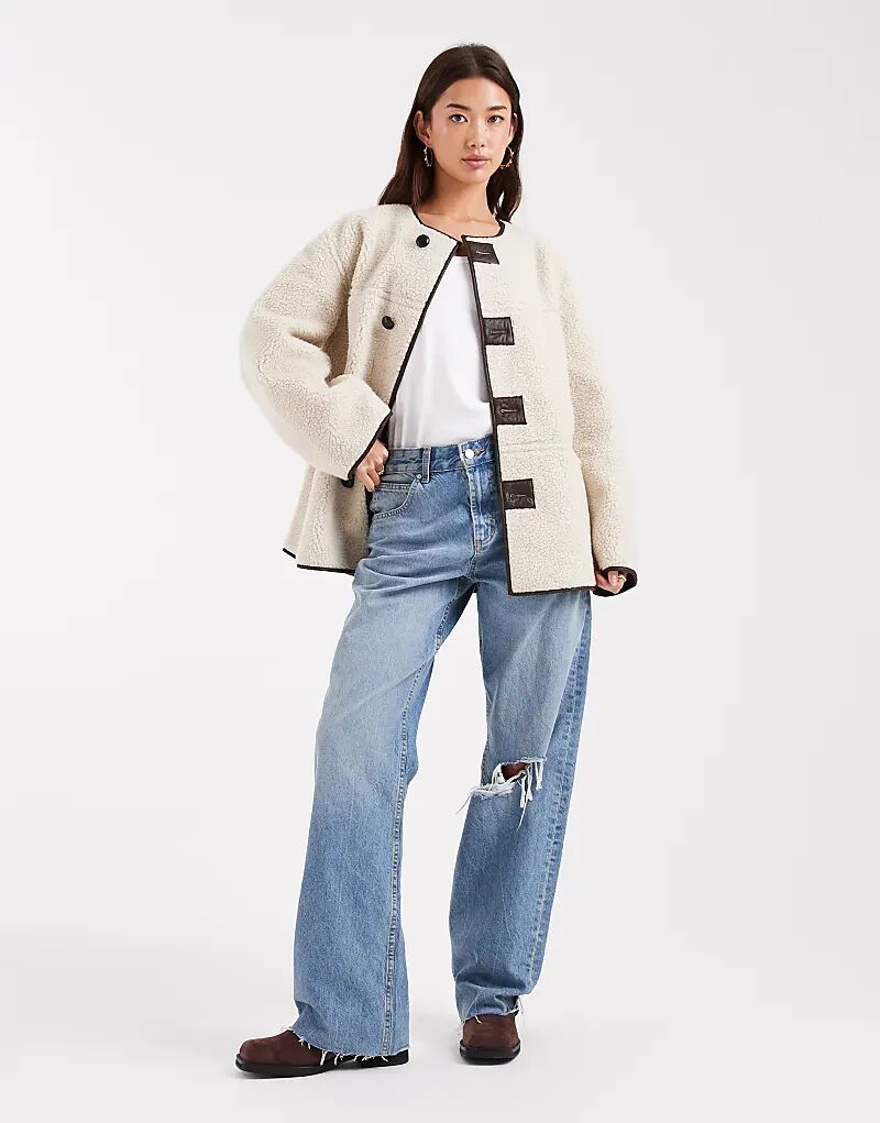 Двусторонняя куртка из искусственной кожи и плюшевого мишки Pieces кремового и коричневого цветов
Двусторонняя куртка из искусственной кожи и плюшевого мишки Pieces кремового и коричневого цветов