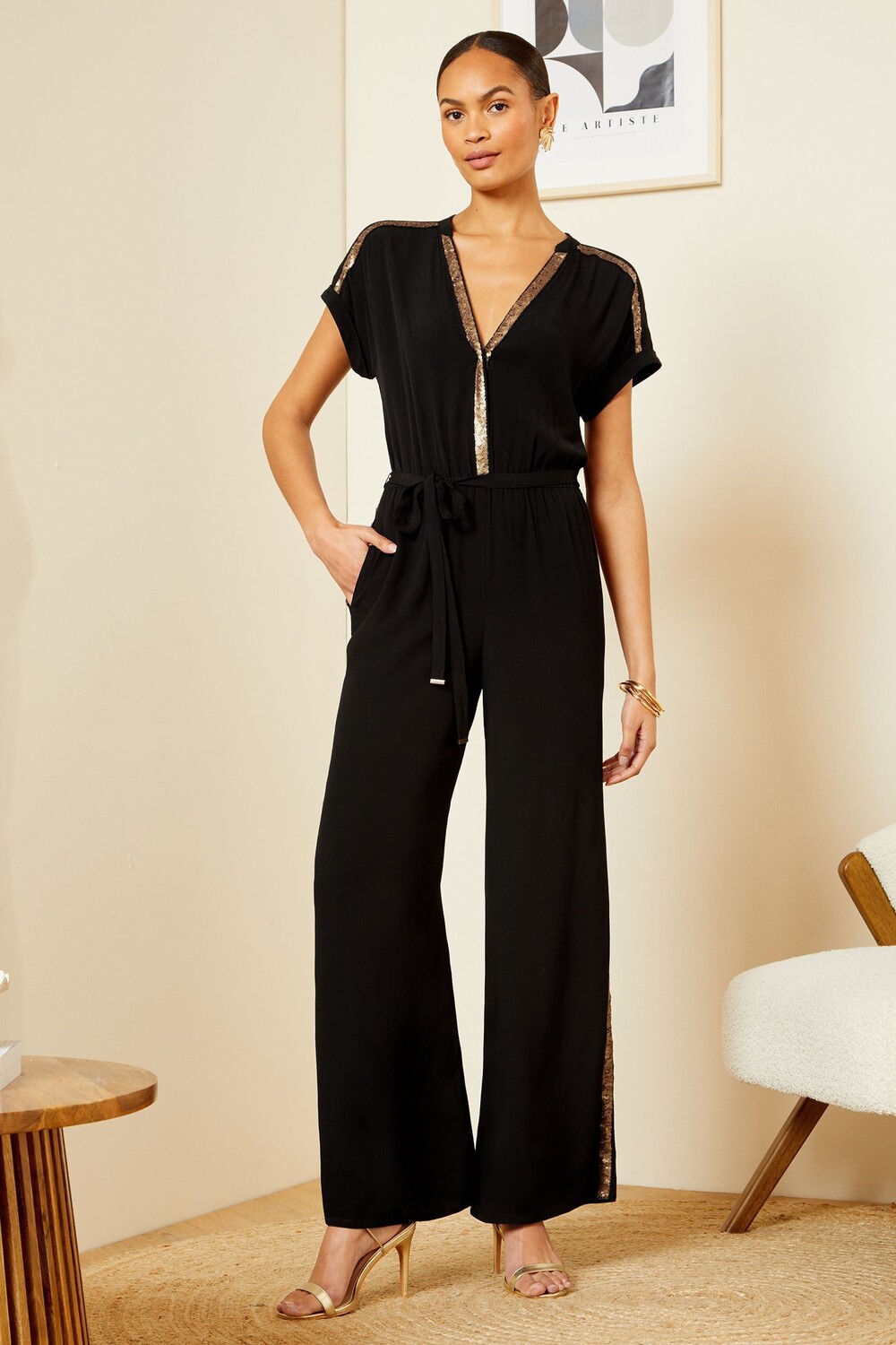 Комбинезон с закатанными рукавами и широкими штанинами украшенными пайетками Love & Roses, черный
Комбинезон с закатанными рукавами и широкими штанинами украшенными пайетками Love & Roses, черный