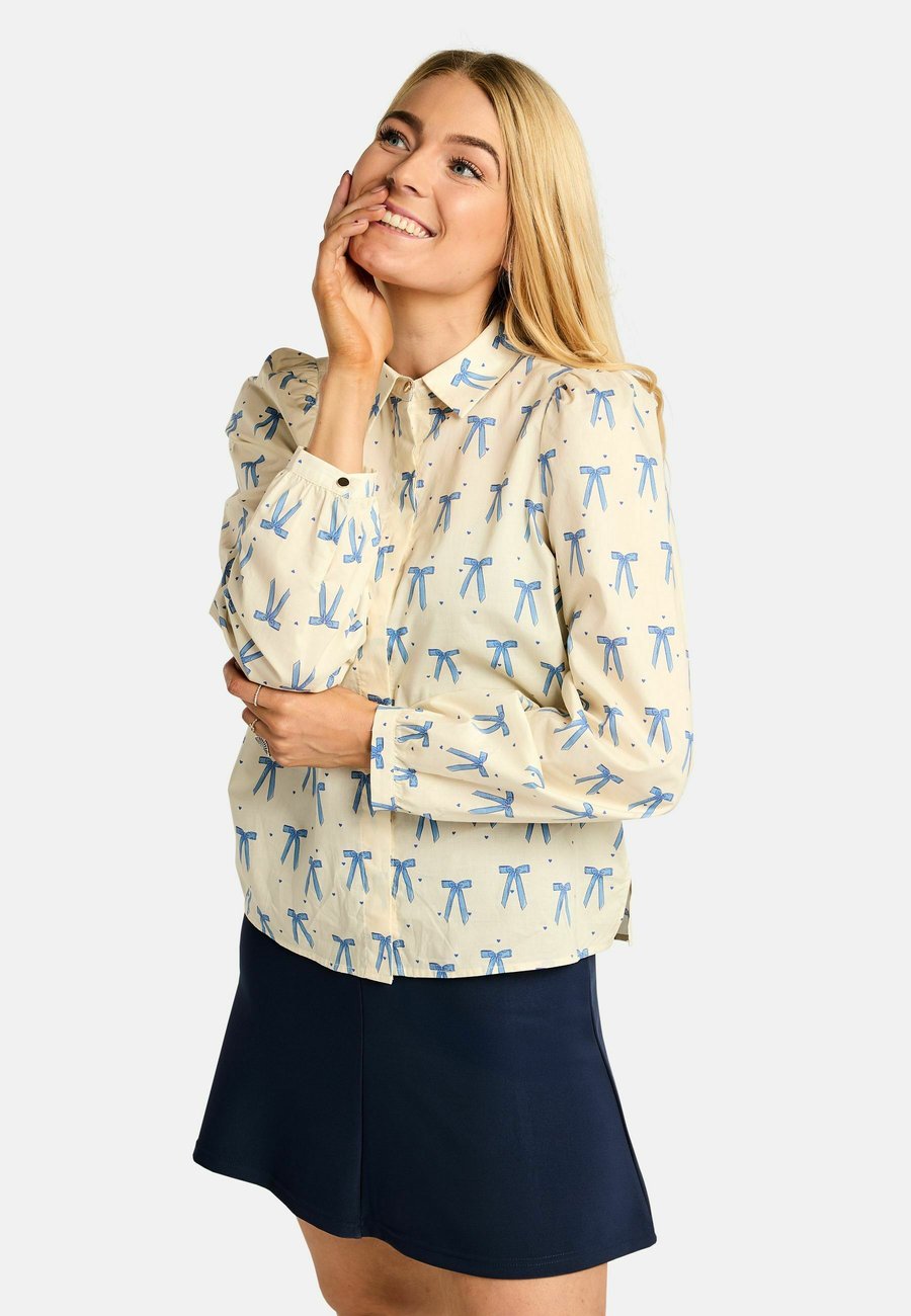 Блуза Liberté Essentiel FLORA, Creme/Blue Bow Hearts/Beige
Блуза Liberté Essentiel FLORA, Creme/Blue Bow Hearts/Beige