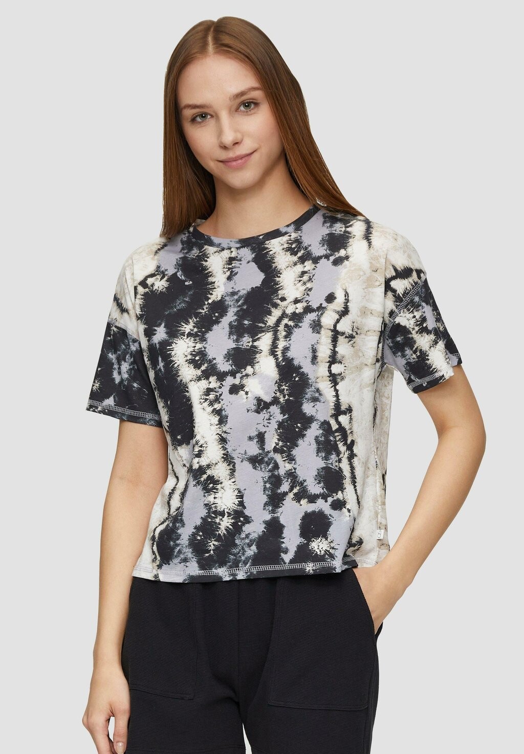 Принт на футболке ALL OVER QS, светло-серый
Принт на футболке ALL OVER QS, светло-серый