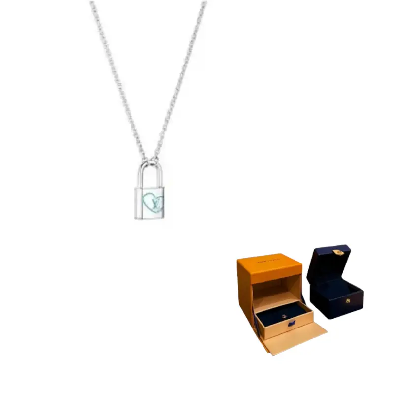 LOUIS VUITTON Кулон Silver Lockit X Felix из стерлингового серебра с синим лаком
LOUIS VUITTON Кулон Silver Lockit X Felix из стерлингового серебра с синим лаком