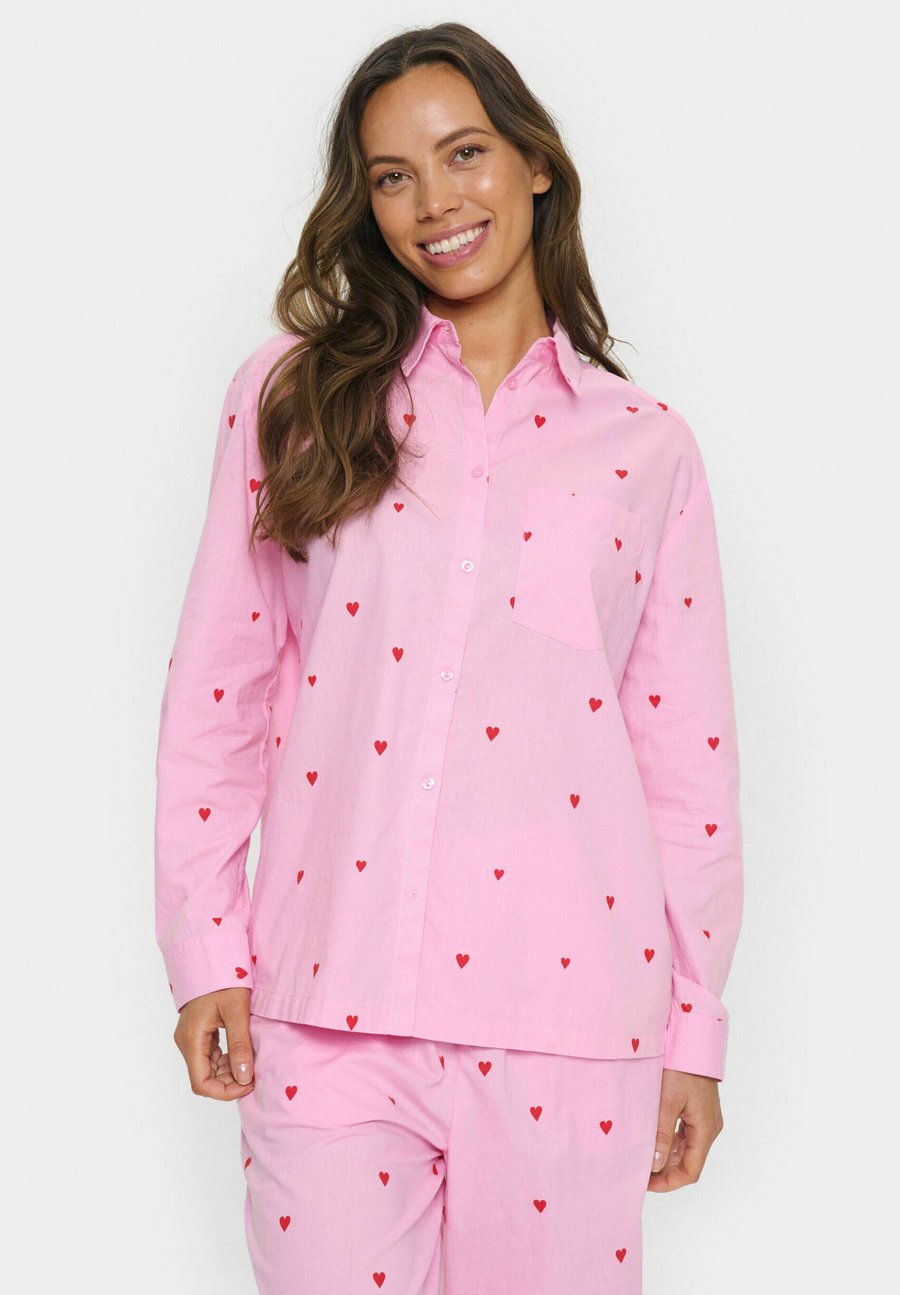 Блуза Saint Tropez JALINE, Bonbon Flame Hearts/Pink
Блуза Saint Tropez JALINE, Bonbon Flame Hearts/Pink