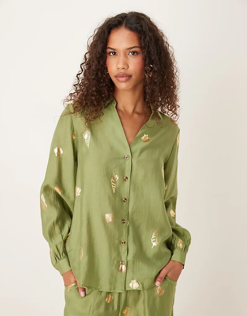 Рубашка Never Fully Dressed цвета хаки с золотой фольгой — часть комплекта 
Рубашка Never Fully Dressed цвета хаки с золотой фольгой — часть комплекта