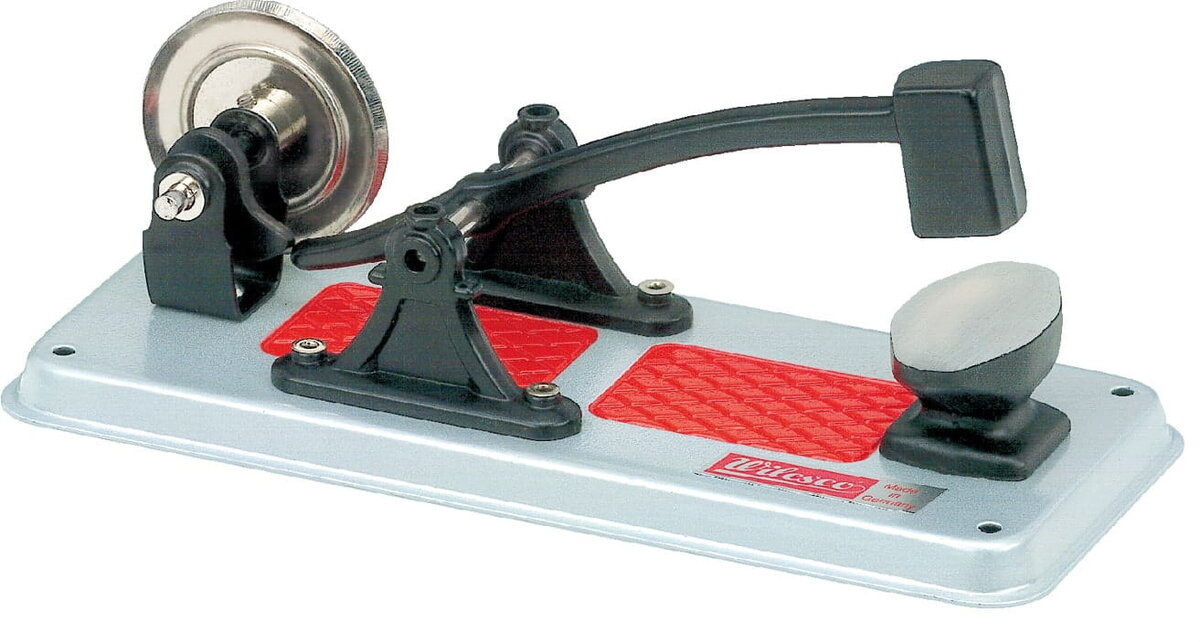 Кузнечный молот - модель с паровым двигателем Wilesco.
Кузнечный молот - модель с паровым двигателем Wilesco.