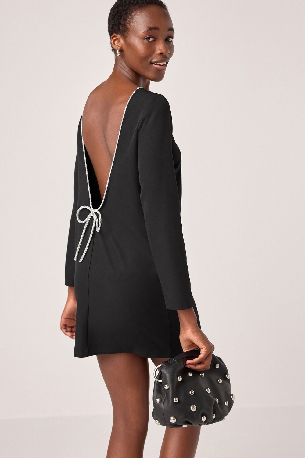 Мини платье с длинными рукавами и бантом на спине Next, черный
Мини платье с длинными рукавами и бантом на спине Next, черный