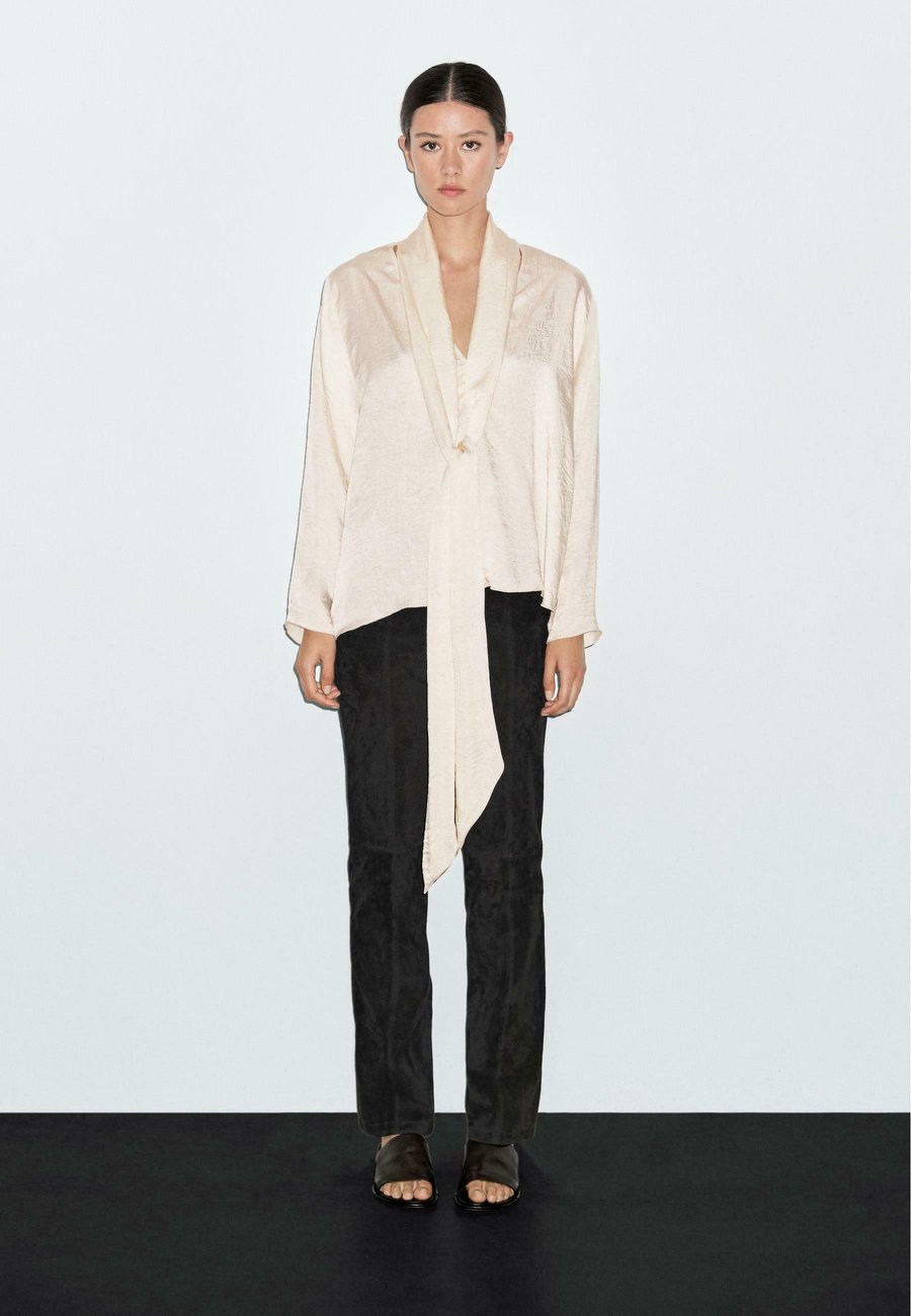 Блуза Massimo Dutti FLOWING V-NECK WITH TIE, Beige
Блуза Massimo Dutti FLOWING V-NECK WITH TIE, Beige