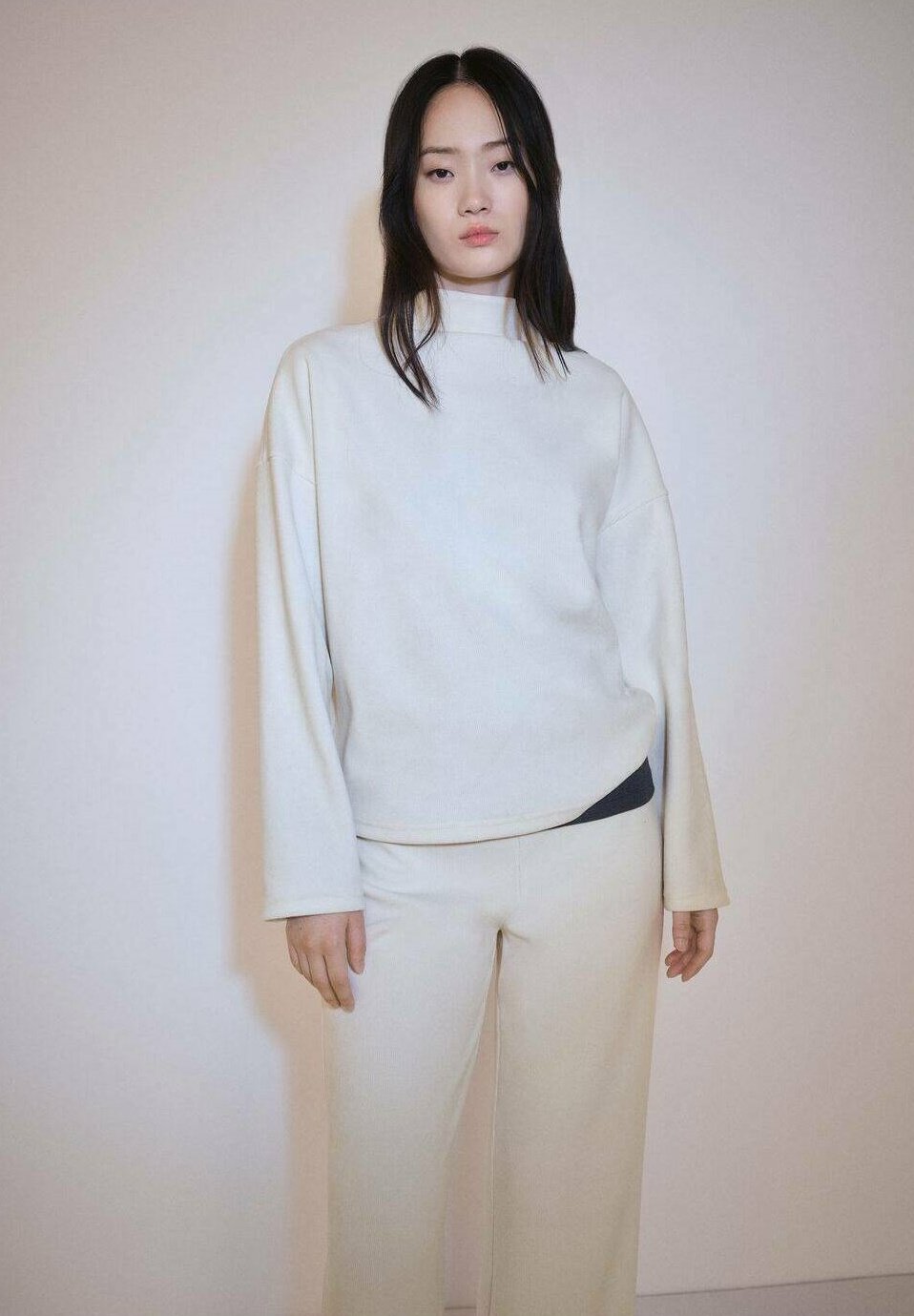 Свитер Mango, слоновая кость
Свитер Mango, слоновая кость