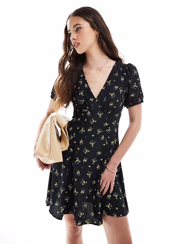Мини-платье Brave Soul с V-образным вырезом и черным цветочным принтом
Мини-платье Brave Soul с V-образным вырезом и черным цветочным принтом