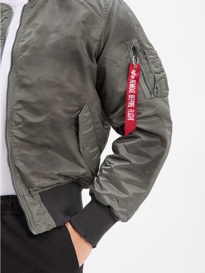 Потертая куртка-бомбер цвета хаки Alpha Industries
Потертая куртка-бомбер цвета хаки Alpha Industries
