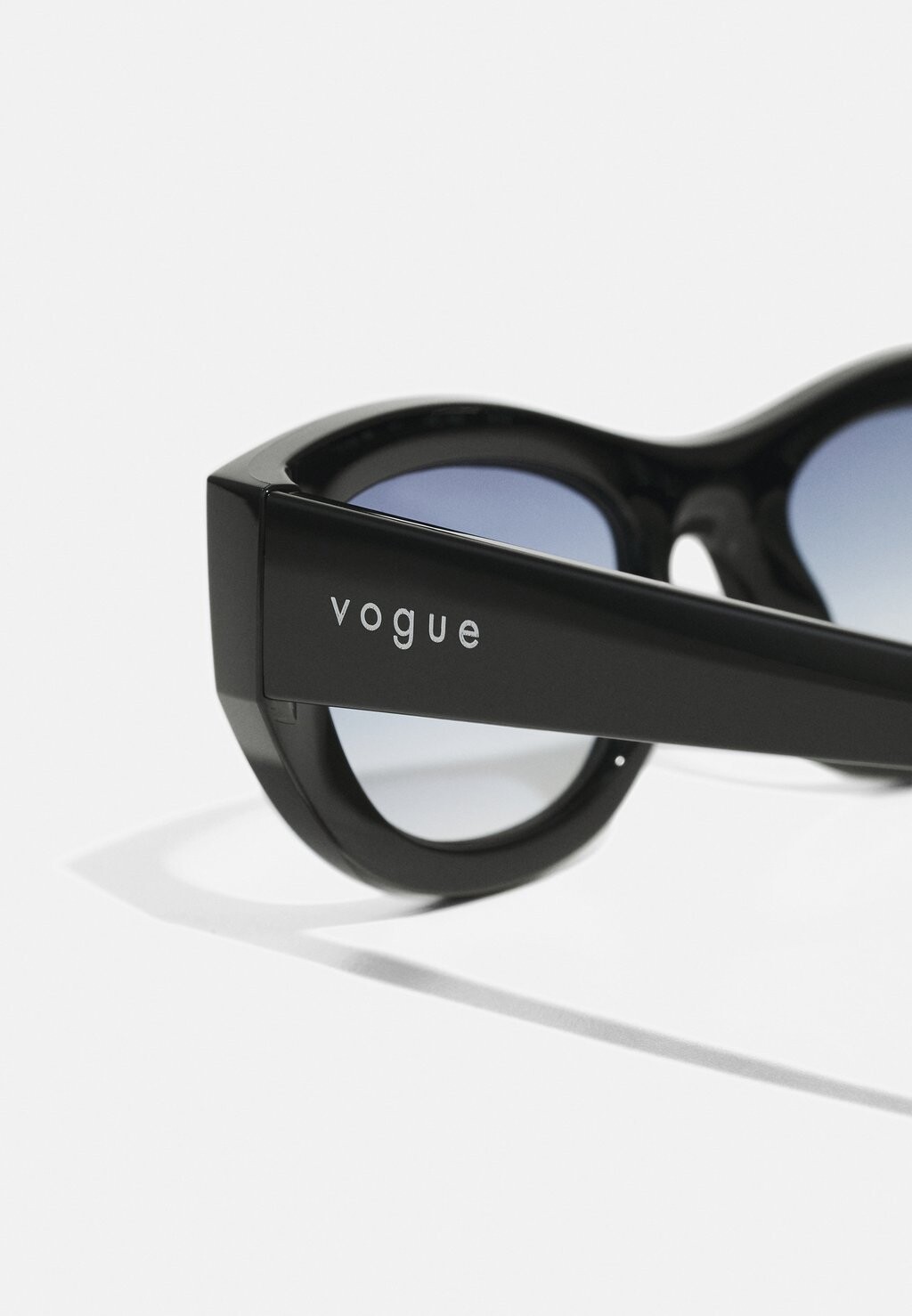 Солнцезащитные очки VOGUE Eyewear, черный
Солнцезащитные очки VOGUE Eyewear, черный