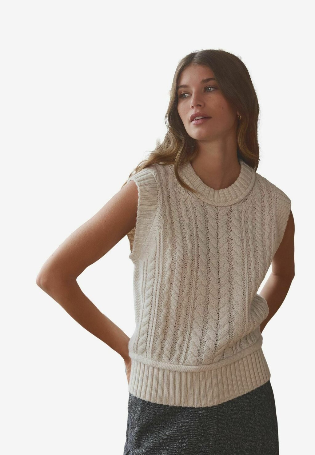 Джемпер SLEEVELESS CABLE TANK REGULAR FIT Next, молочный
Джемпер SLEEVELESS CABLE TANK REGULAR FIT Next, молочный