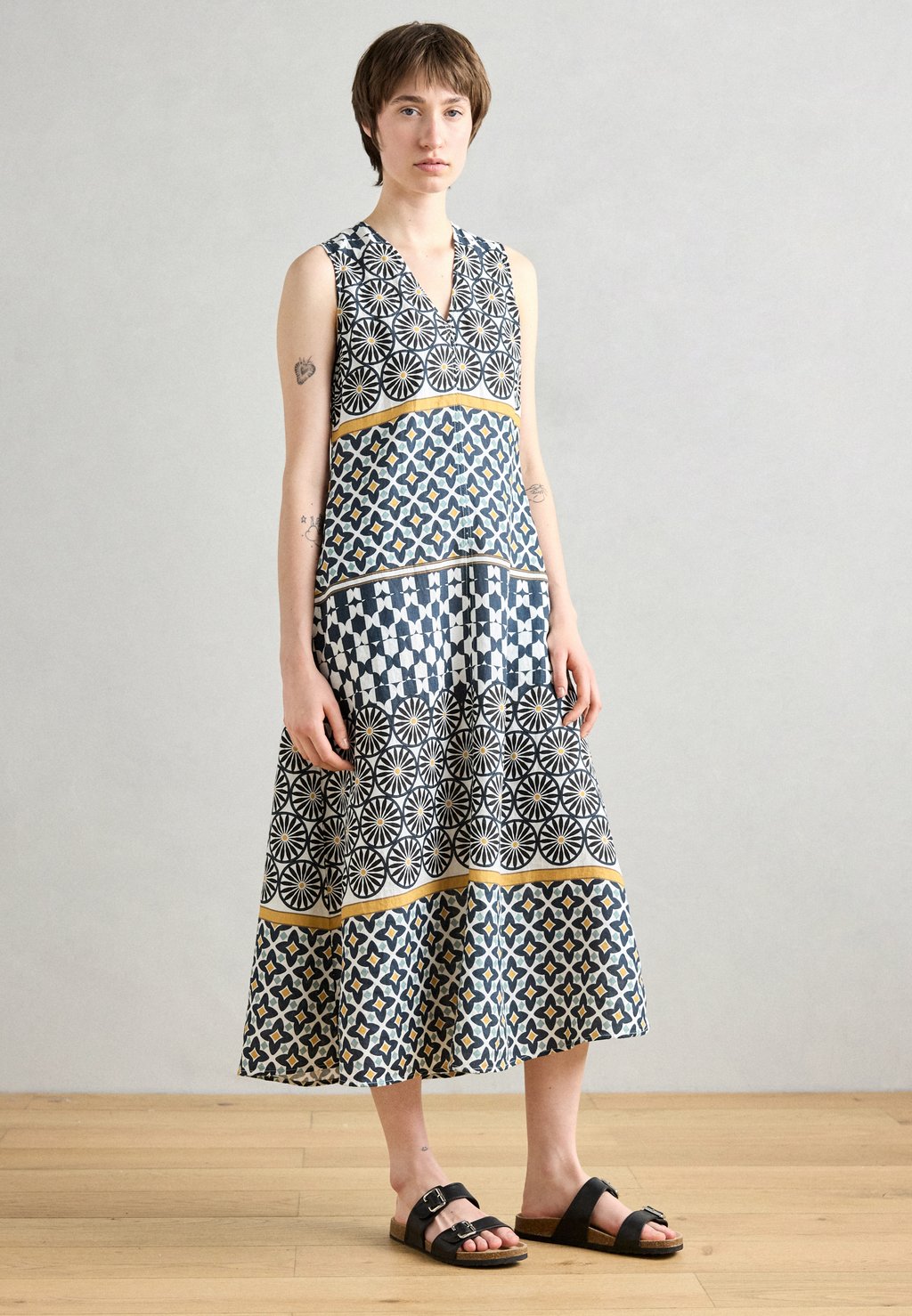 Повседневное платье DRESS SLEEVELESS V NECK FIT AND FLARE SHAPE CUTLINES PRINTED Marc O'Polo, мультиколор
Повседневное платье DRESS SLEEVELESS V NECK FIT AND FLARE SHAPE CUTLINES PRINTED Marc O'Polo, мультиколор