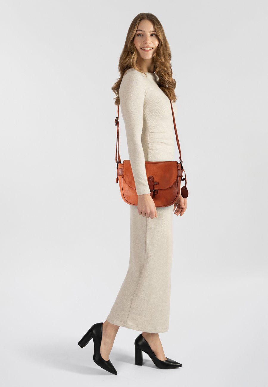 Сумка кросс-боди Harbour 2nd THERESIA UMHÄNGE, Charming Cognac/Cognac
Сумка кросс-боди Harbour 2nd THERESIA UMHÄNGE, Charming Cognac/Cognac