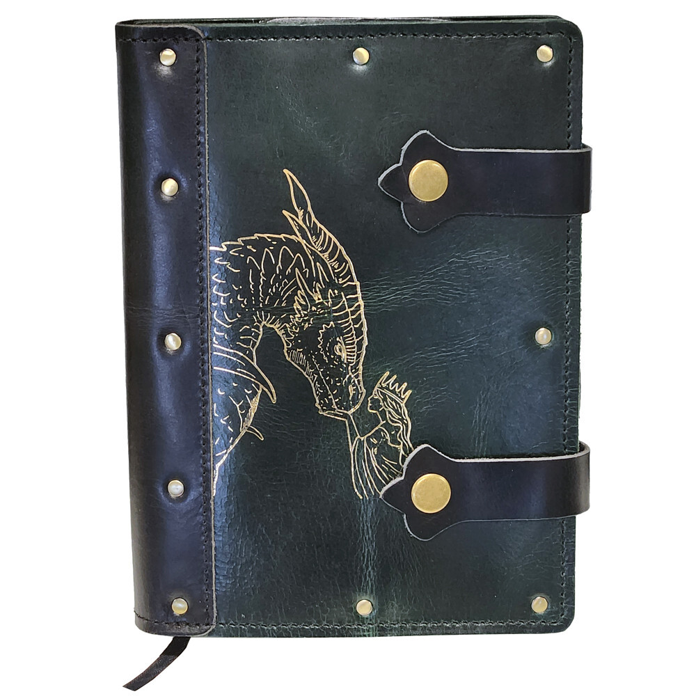 Ролевая игра Grimbeard Leather Grimbeard Leather Adventure Journal: Large - Green w/ Black Spine & Strap
Ролевая игра Grimbeard Leather Grimbeard Leather Adventure Journal: Large - Green w/ Black Spine & Strap