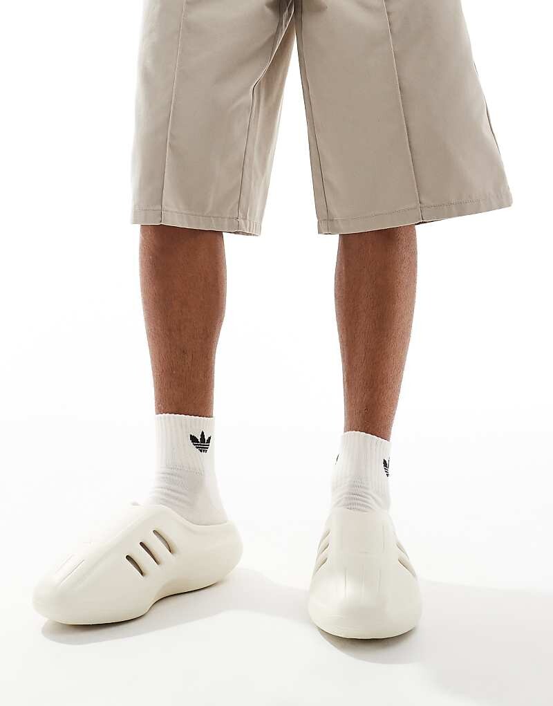 adidas Originals – adi FOM IIInfinity – Белые шлепанцы
adidas Originals – adi FOM IIInfinity – Белые шлепанцы