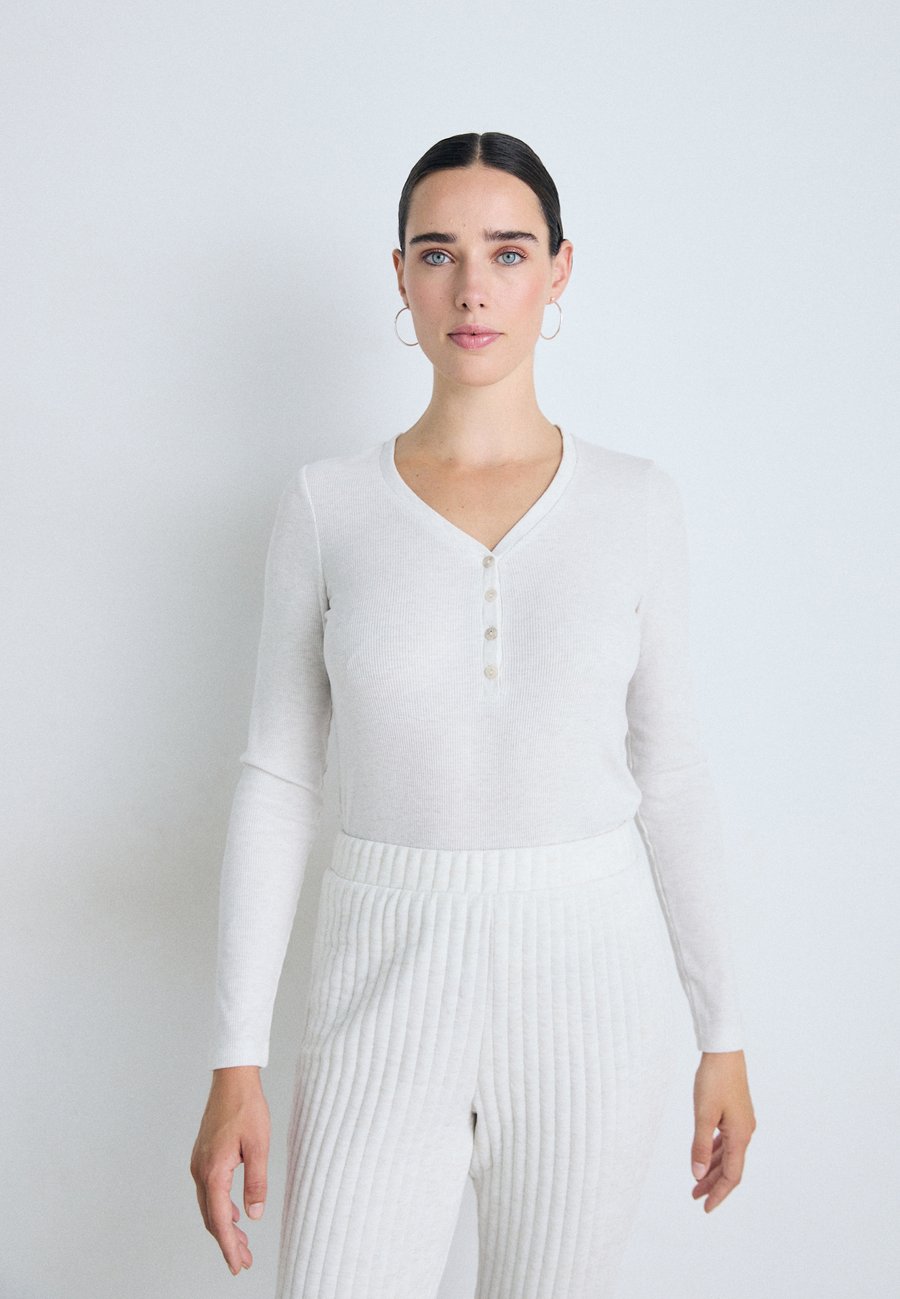 Пижамный топ Triumph MIX MATCH SOFT, Light Grey Melange/Grey
Пижамный топ Triumph MIX MATCH SOFT, Light Grey Melange/Grey