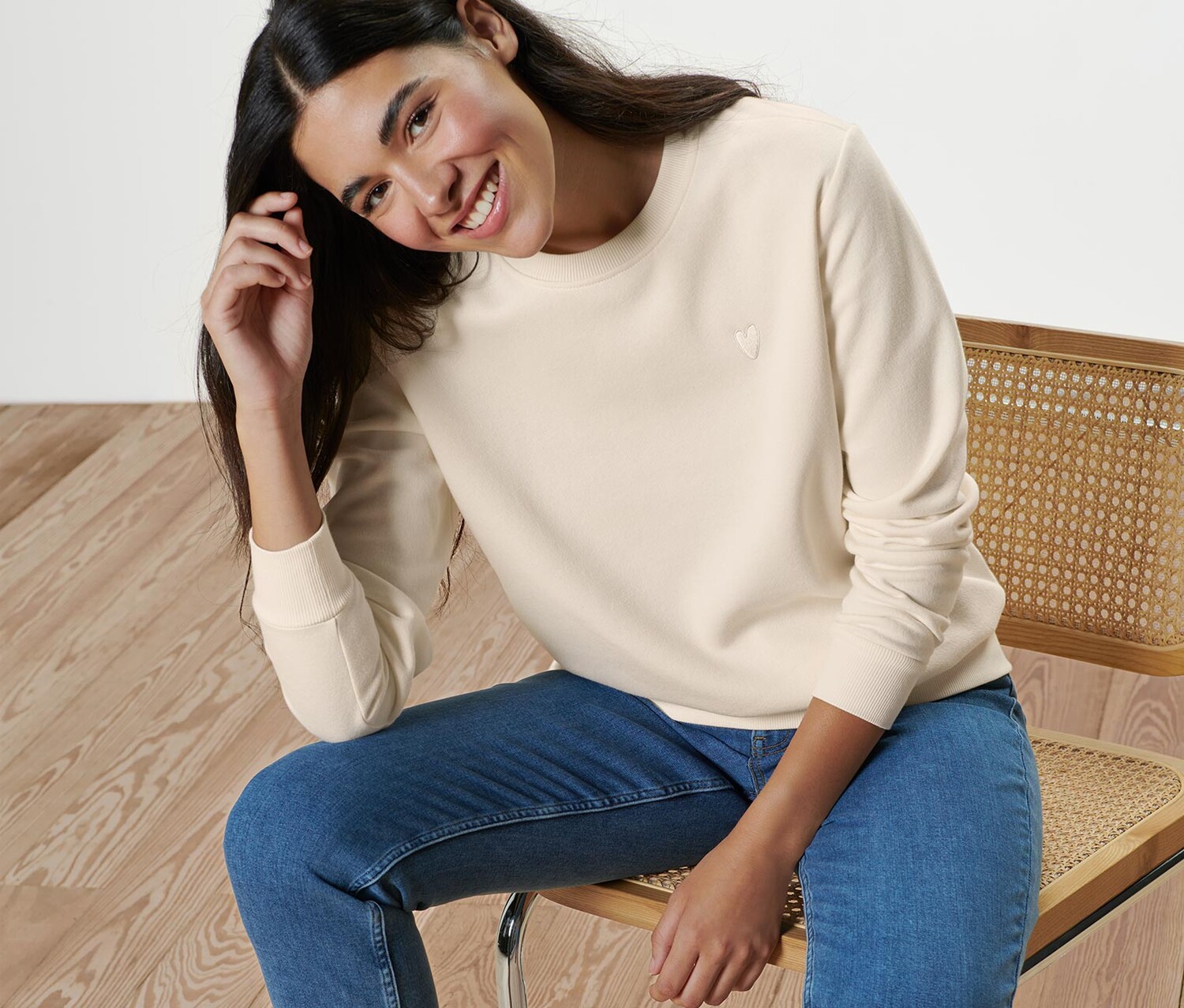 Толстовка с вышивкой Tchibo, кремово-белый 
Толстовка с вышивкой Tchibo, кремово-белый