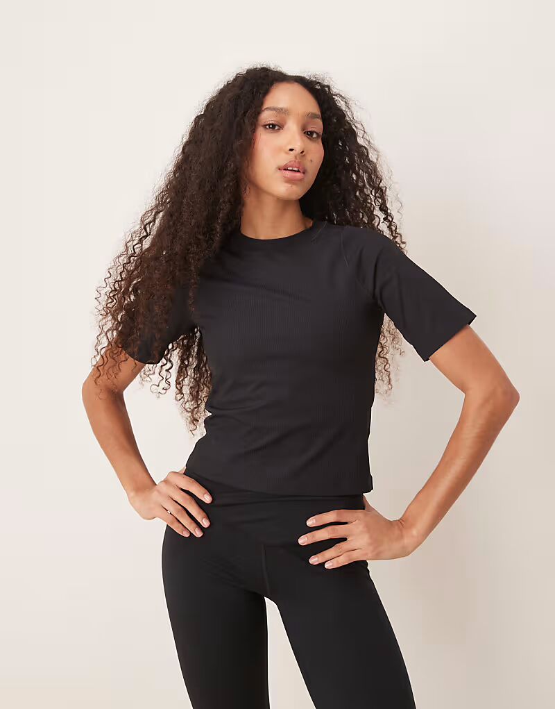 Ребристый топ Nike Training Zenvy Dri-FIT черного цвета 
Ребристый топ Nike Training Zenvy Dri-FIT черного цвета