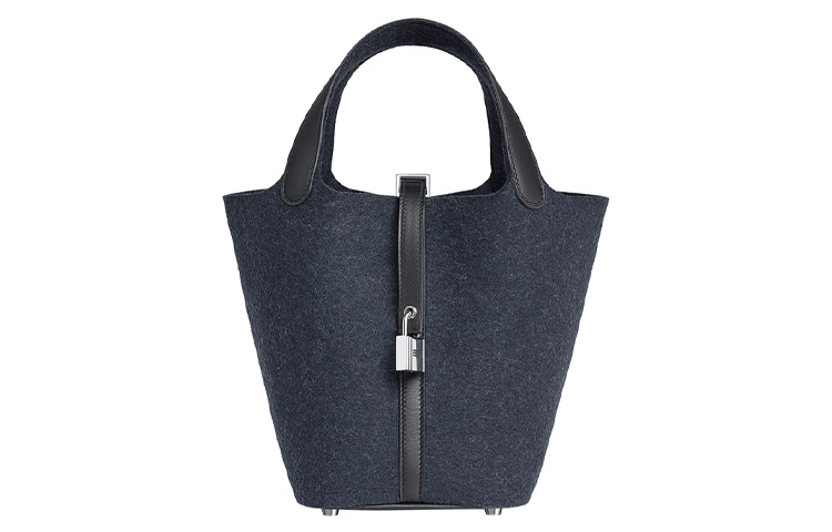 HERMES Сумка-ведро Picotin Lock из войлока и свифтовой кожи для женщин Полуночно-синий и черный
HERMES Сумка-ведро Picotin Lock из войлока и свифтовой кожи для женщин Полуночно-синий и черный