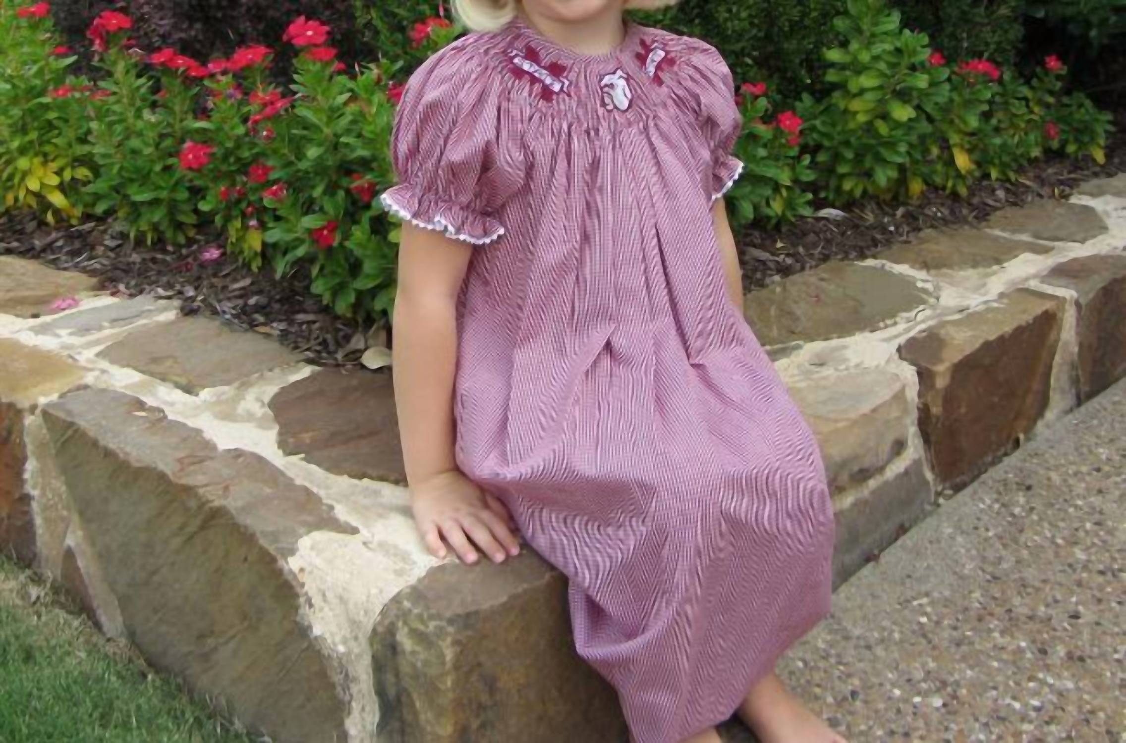 Миссисипи Стейт Юниверсити платье в красном цвете Vive La Fete 
Миссисипи Стейт Юниверсити платье в красном цвете Vive La Fete