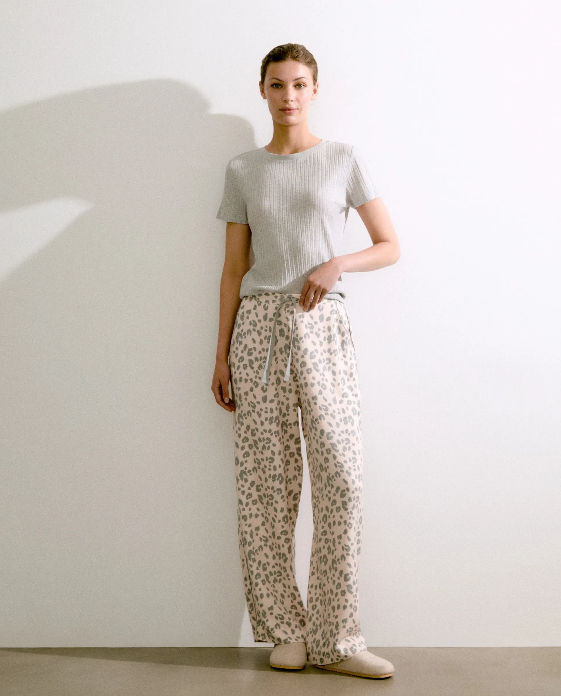 Женская пижама с коротким рукавом и штанами в принт Énfasis, белый
Женская пижама с коротким рукавом и штанами в принт Énfasis, белый