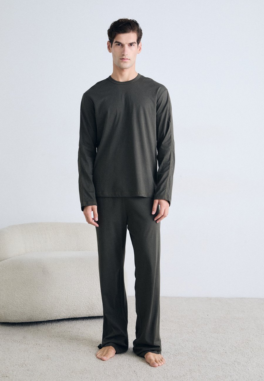 Пижамный комплект Diesel SET-ADRIAN-UTLT, 7Bu/Black
Пижамный комплект Diesel SET-ADRIAN-UTLT, 7Bu/Black