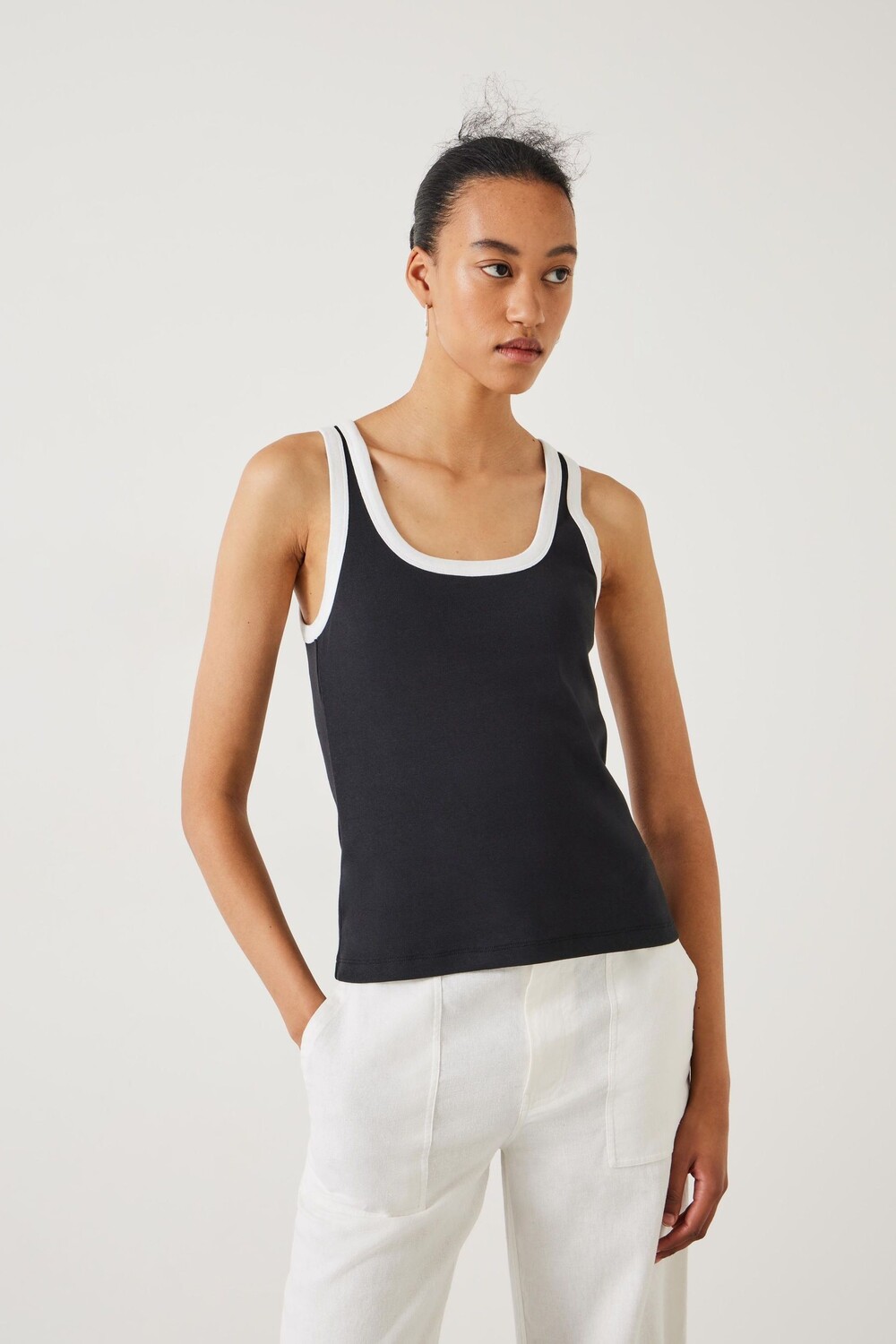 Футболка без рукавов Lena с контрастной отделкой Hush, черный
Футболка без рукавов Lena с контрастной отделкой Hush, черный