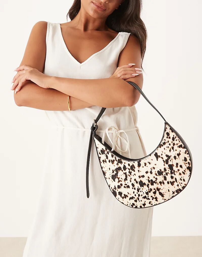 Сумка через плечо ASOS DESIGN с асимметричным овальным кроем из конского волоса и пряжкой с принтом коровы
Сумка через плечо ASOS DESIGN с асимметричным овальным кроем из конского волоса и пряжкой с принтом коровы